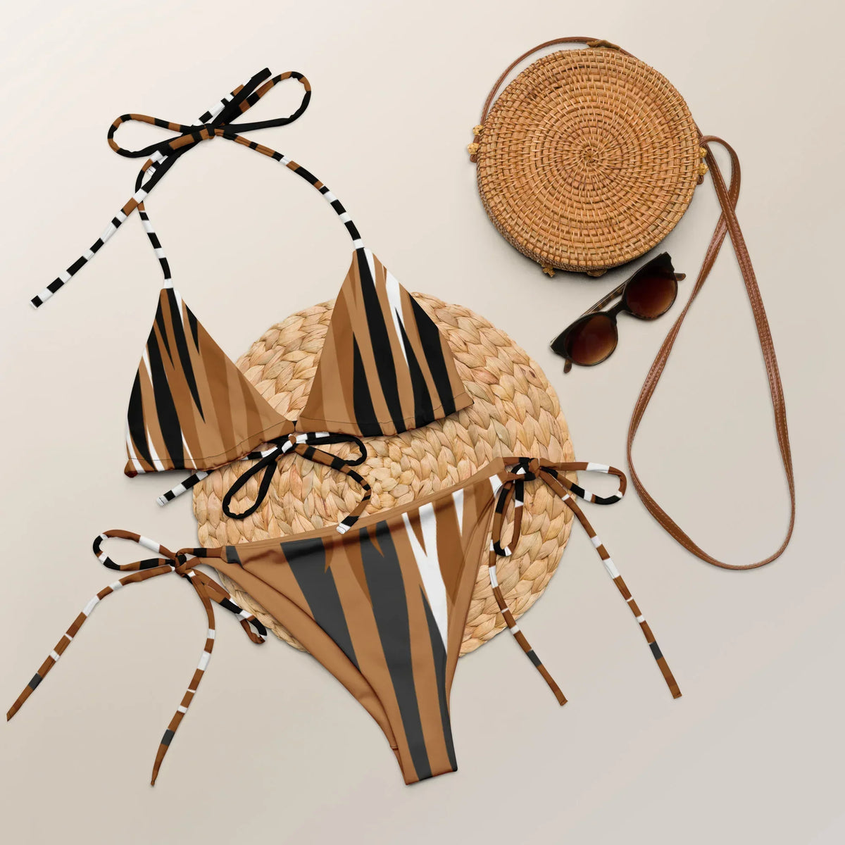 CREWILD Schnür-Bikini im braunen Tiger-Print mit passender Tasche und Sonnenbrille