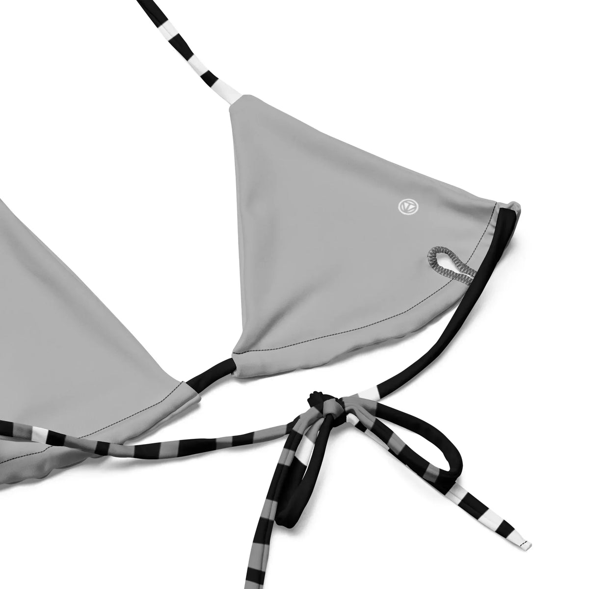 Graues CREWILD Schnür-Bikini-Oberteil mit schwarz-weiß gestreiften Bändern.