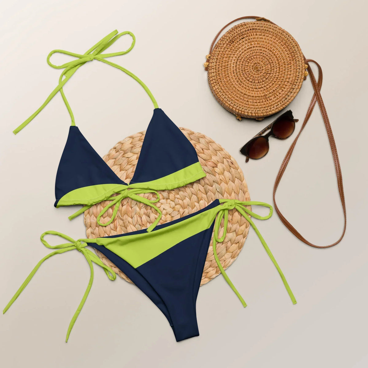 CREWILD Schnür-Bikini in Dunkelblau und Neongrün mit Strohtasche und Sonnenbrille