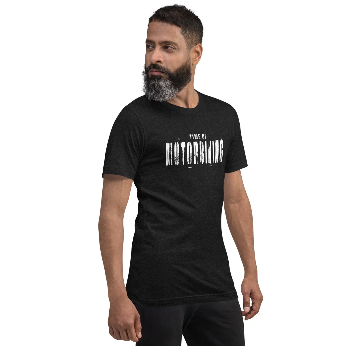 Mann mit Bart trägt ein schwarzes CREWILD T-Shirt mit weißem &