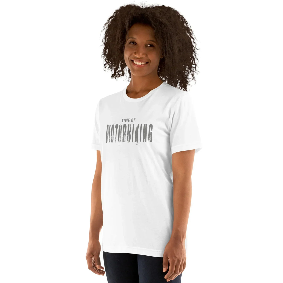 Frau trägt weißes CREWILD Unisex T-Shirt mit grauem Motorbiking-Aufdruck