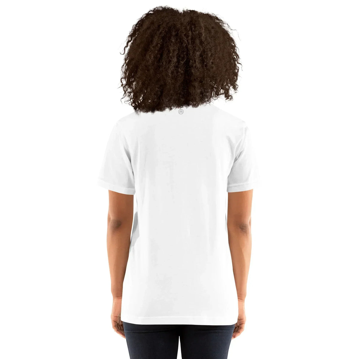 Rückansicht eines weißen Unisex CREWILD T-Shirts an einer Person mit lockigem Haar.