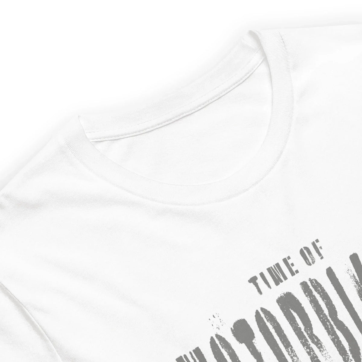 Detailansicht des weißen CREWILD T-Shirts mit grauem Motorbiking-Print am Ausschnitt.