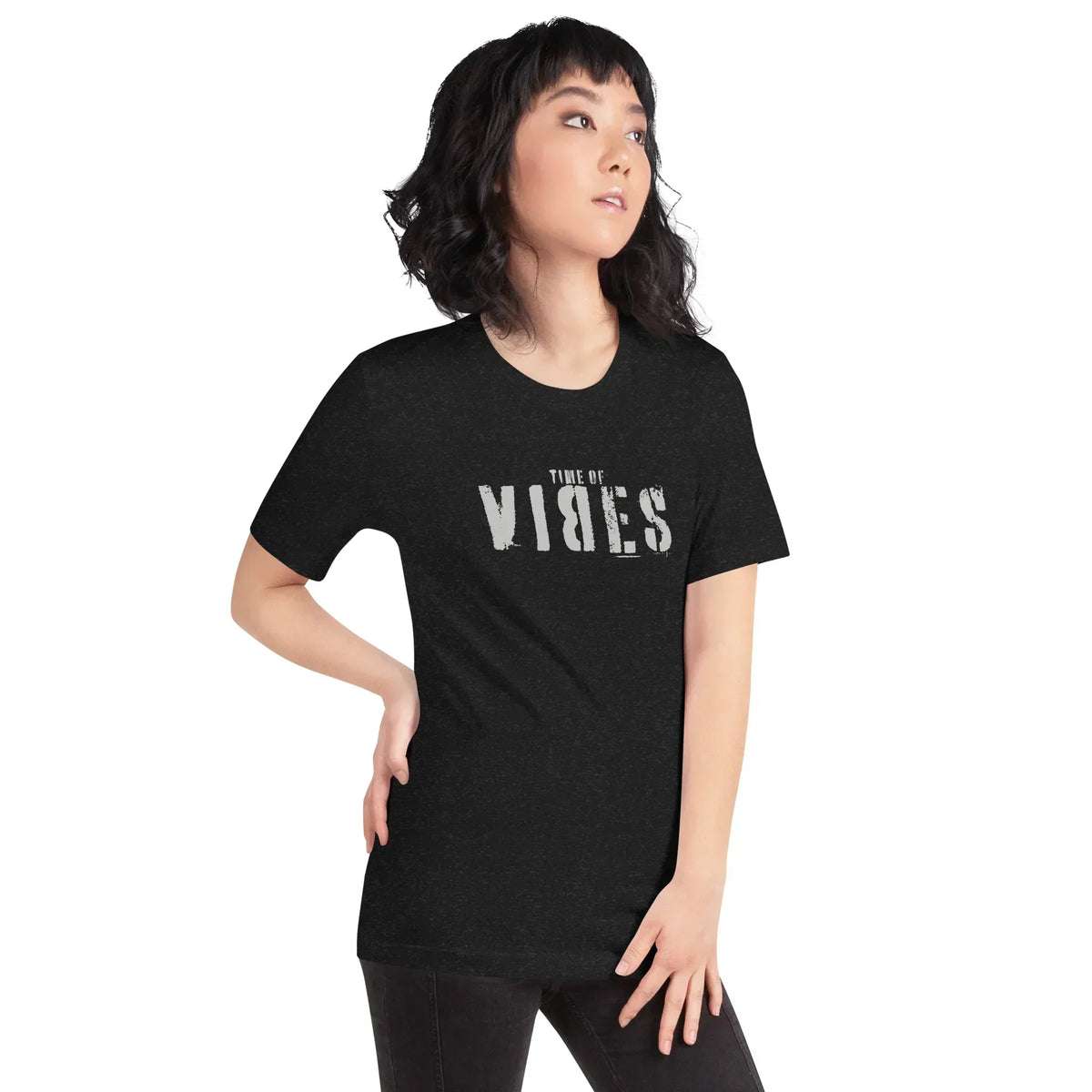 Frau trägt ein schwarzes CREWILD Unisex T-Shirt mit silbernem VIBES Aufdruck.