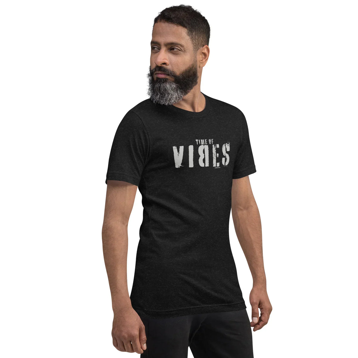 Mann mit Bart trägt ein schwarzes CREWILD Unisex T-Shirt mit weißem VIBES-Aufdruck.