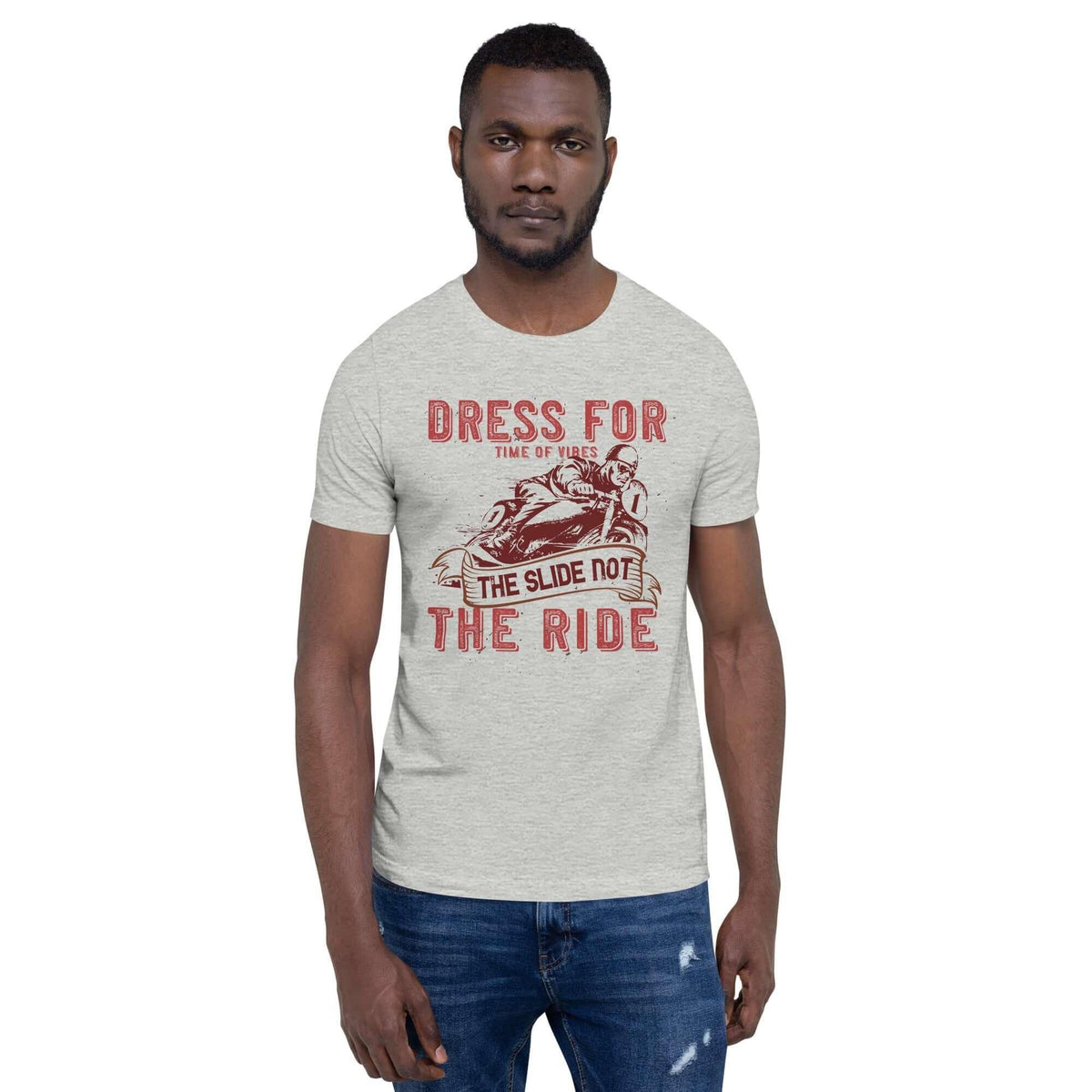 Mann trägt ein graues T-Shirt mit rotem Motorrad-Print und dem Text &