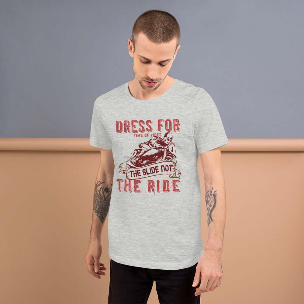 Mann in grauem T-Shirt mit Motorrad-Print &