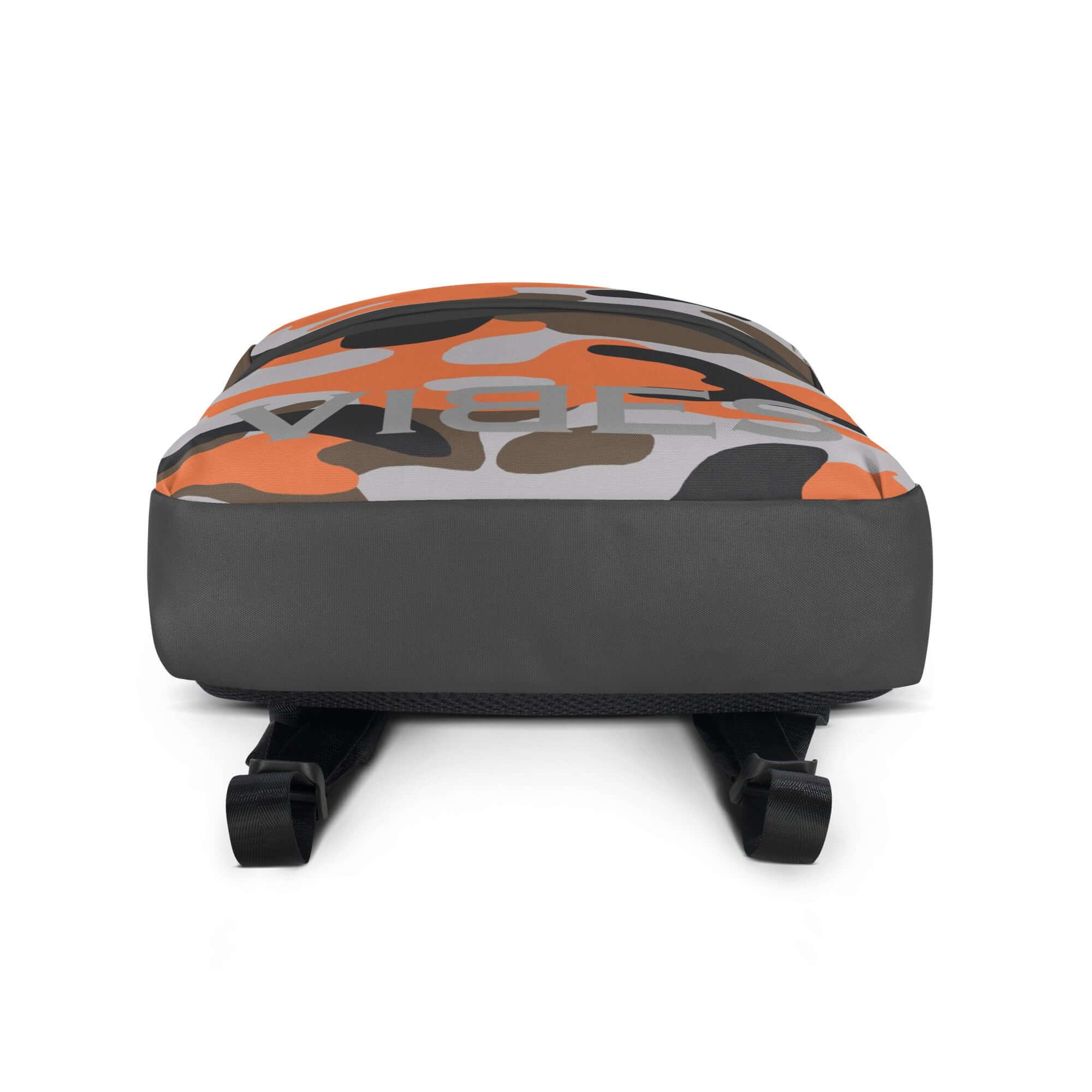 CREWILD Rucksack im orange-grauen Camouflage-Design aus der unteren Perspektive