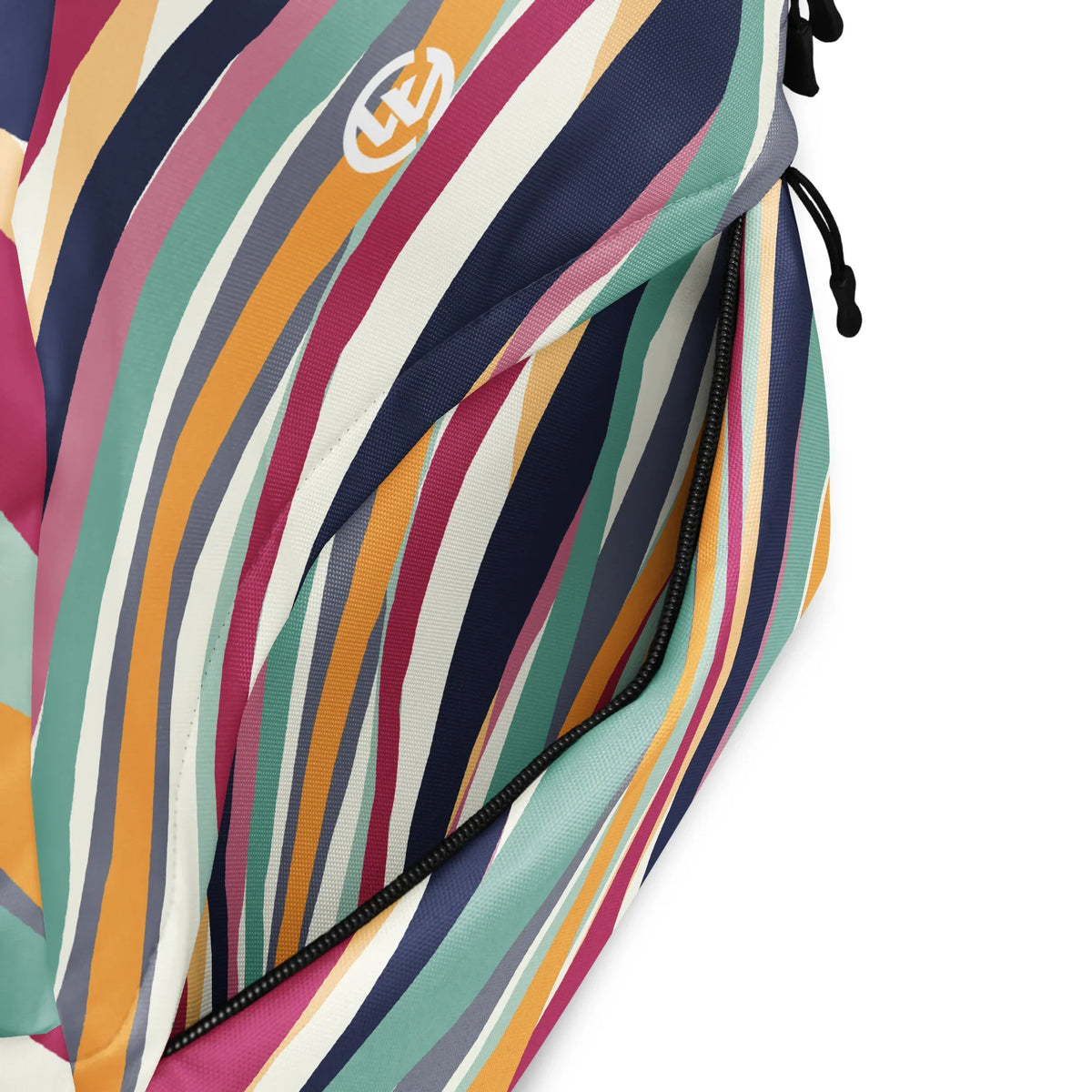 Nahaufnahme des CREWILD Rucksacks in COLORS mit bunten Streifen und Reißverschlussdetail
