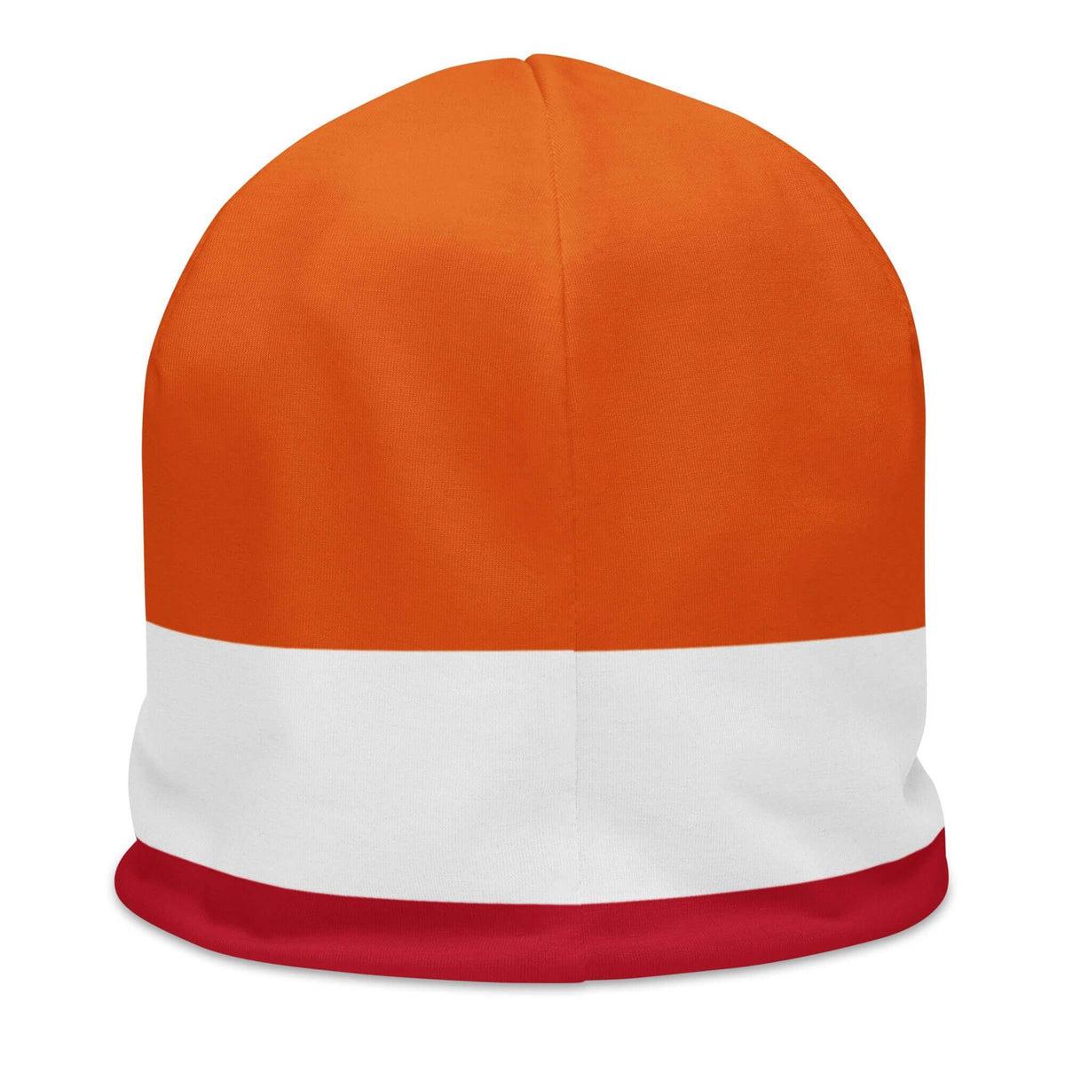 Orange-weiß-rote Beanie-Mütze mit horizontalen Farbstreifen vor weißem Hintergrund