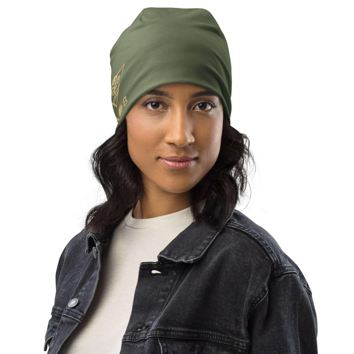 Frau trägt die CREWILD MAOB Beanie in der Farbe Erde mit Jeansjacke.