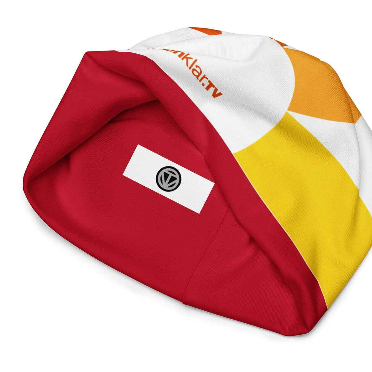 Rot-gelbe Beanie-Mütze mit Volkswagen-Logo und Print auf weißem Hintergrund