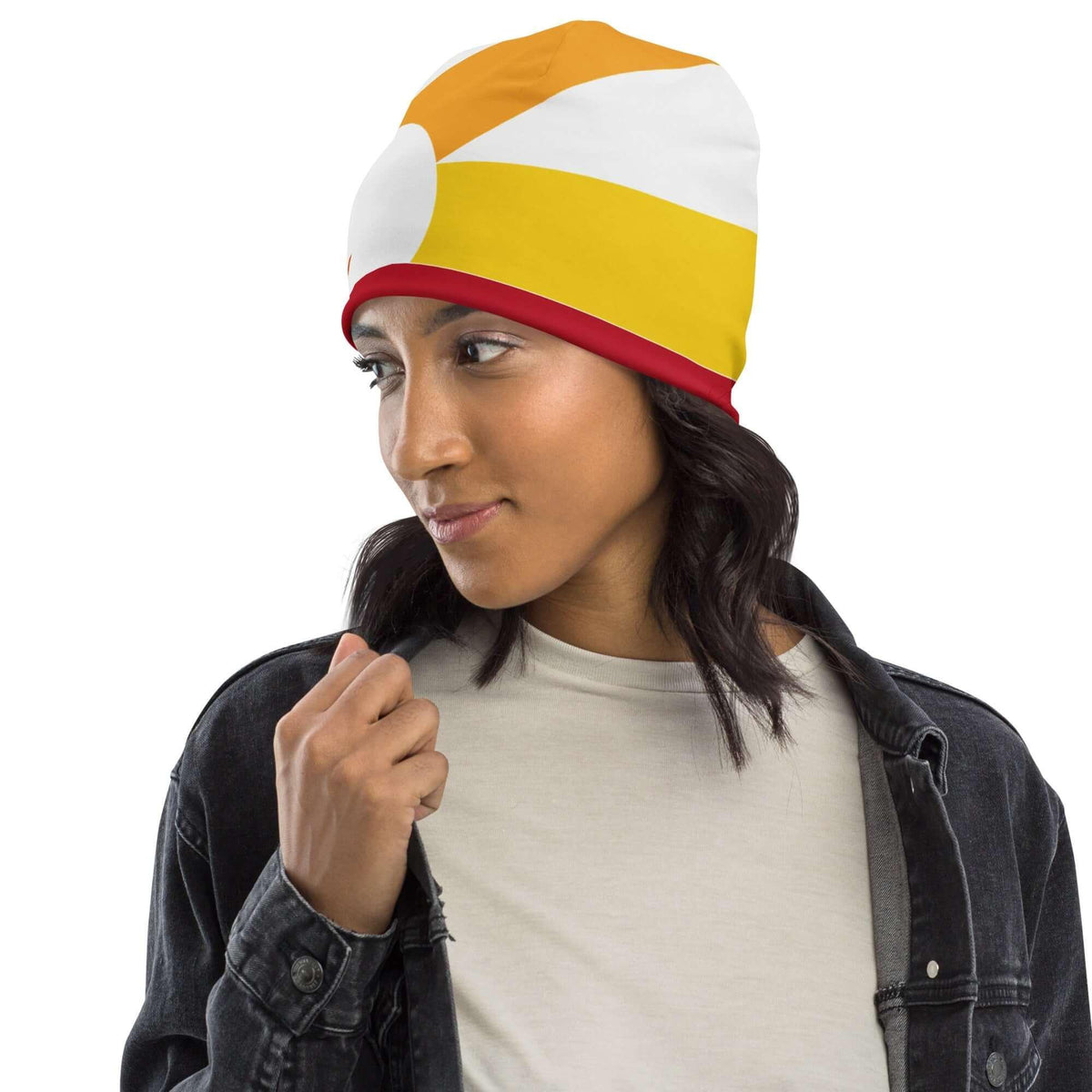 Frau trägt eine personalisierbare Beanie mit farbenfrohem gelb-weiß-orangem Design.