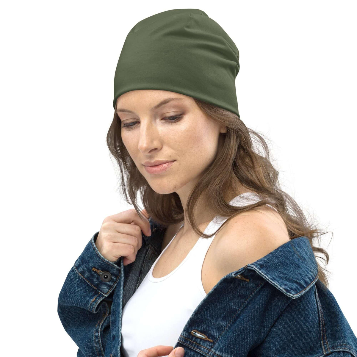 Frau trägt eine olivegrüne MAOB Beanie von CREWILD mit Jeansjacke und weißem Top.