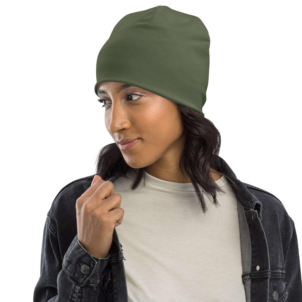 Frau trägt eine olivegrüne CREWILD MAOB Beanie in der Farbe Erde.