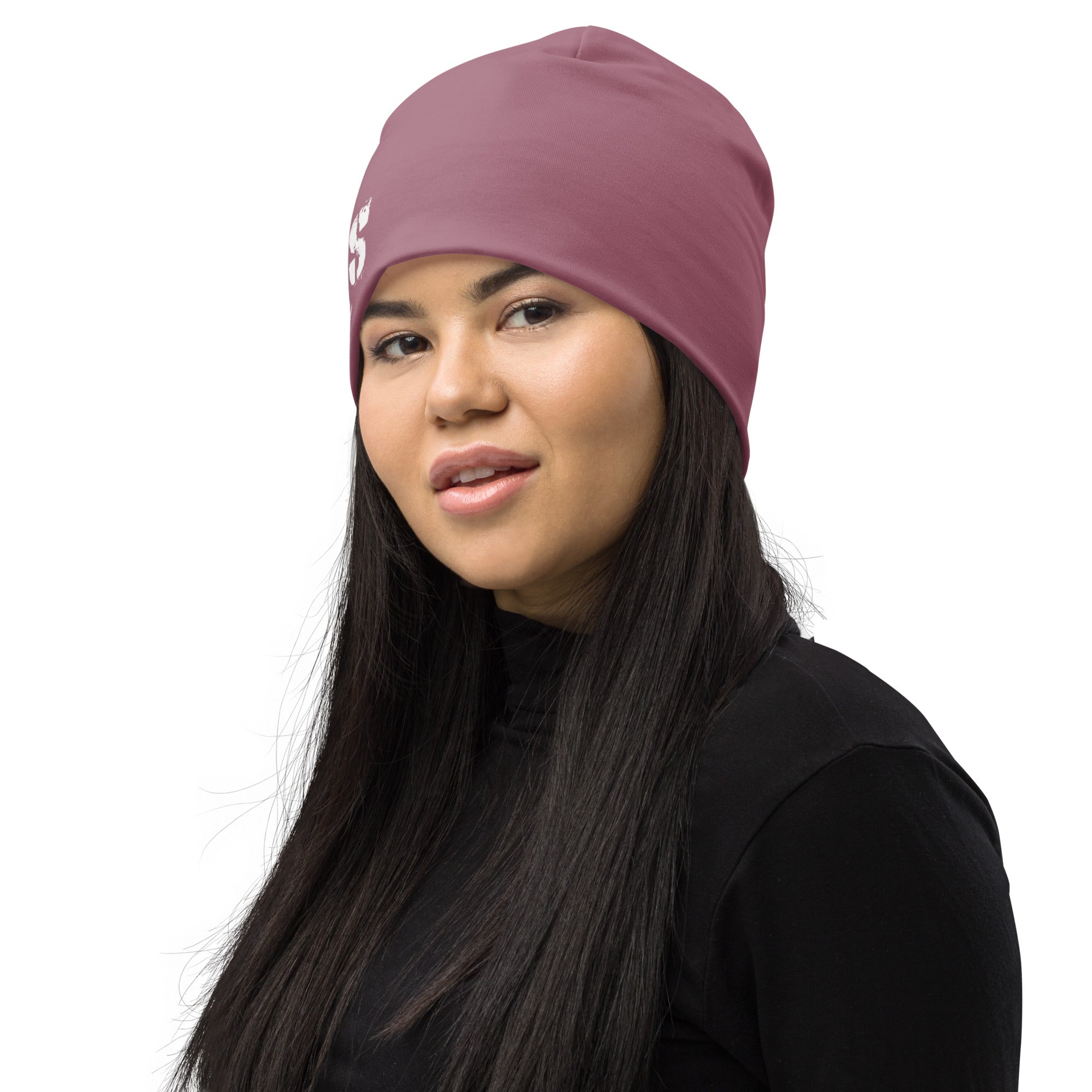 Frau trägt eine lila CREWILD Beanie mit weißem Logo.
