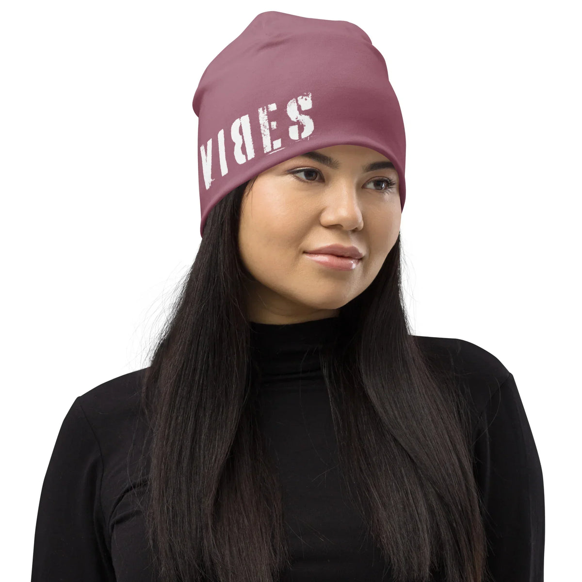 Frau mit lila CREWILD Beanie mit weißem VIBES-Aufdruck und schwarzem Rollkragenpullover