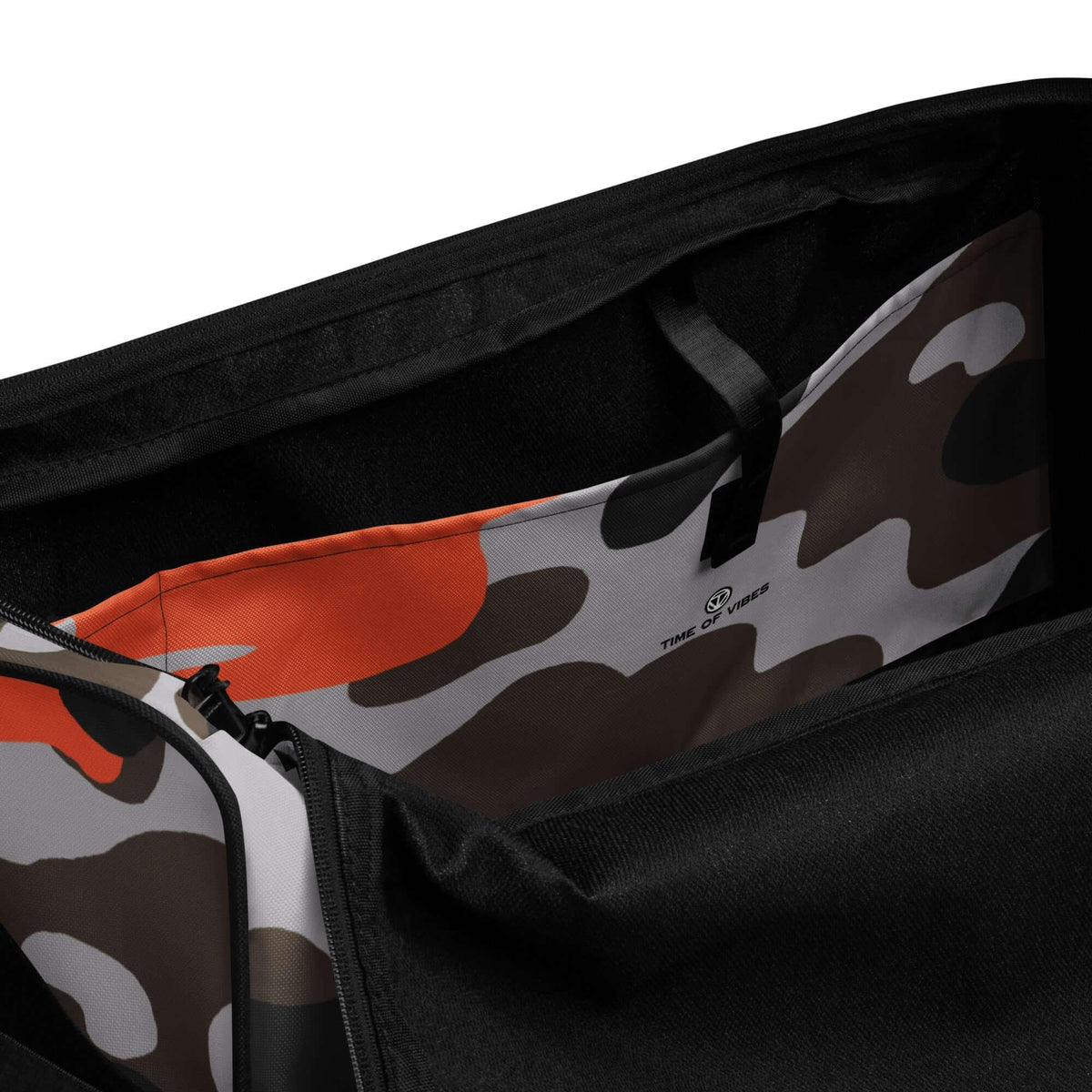 Innenansicht einer schwarzen Tasche mit grau-orangeem Camouflage-Futter und Logo