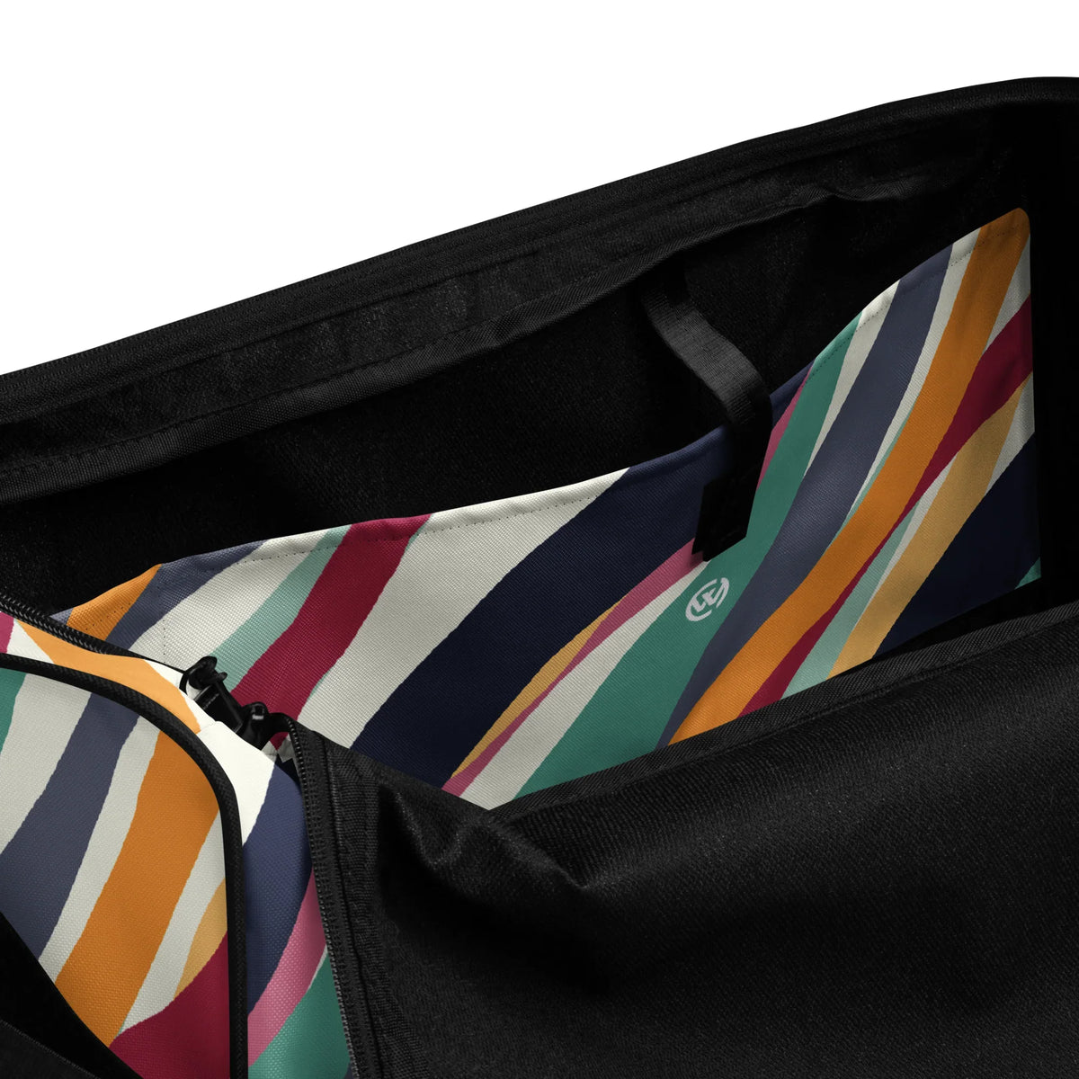 Detailansicht des bunten Innenfutters einer schwarzen Tasche mit Streifenmuster