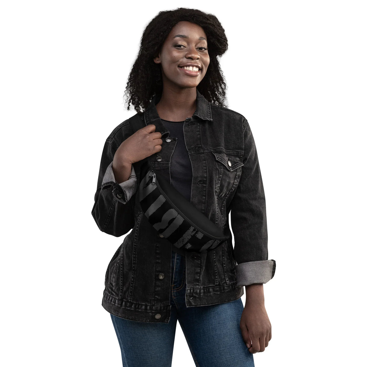Lächelnde Frau in schwarzer Jeansjacke mit einer schwarzen Gürteltasche.