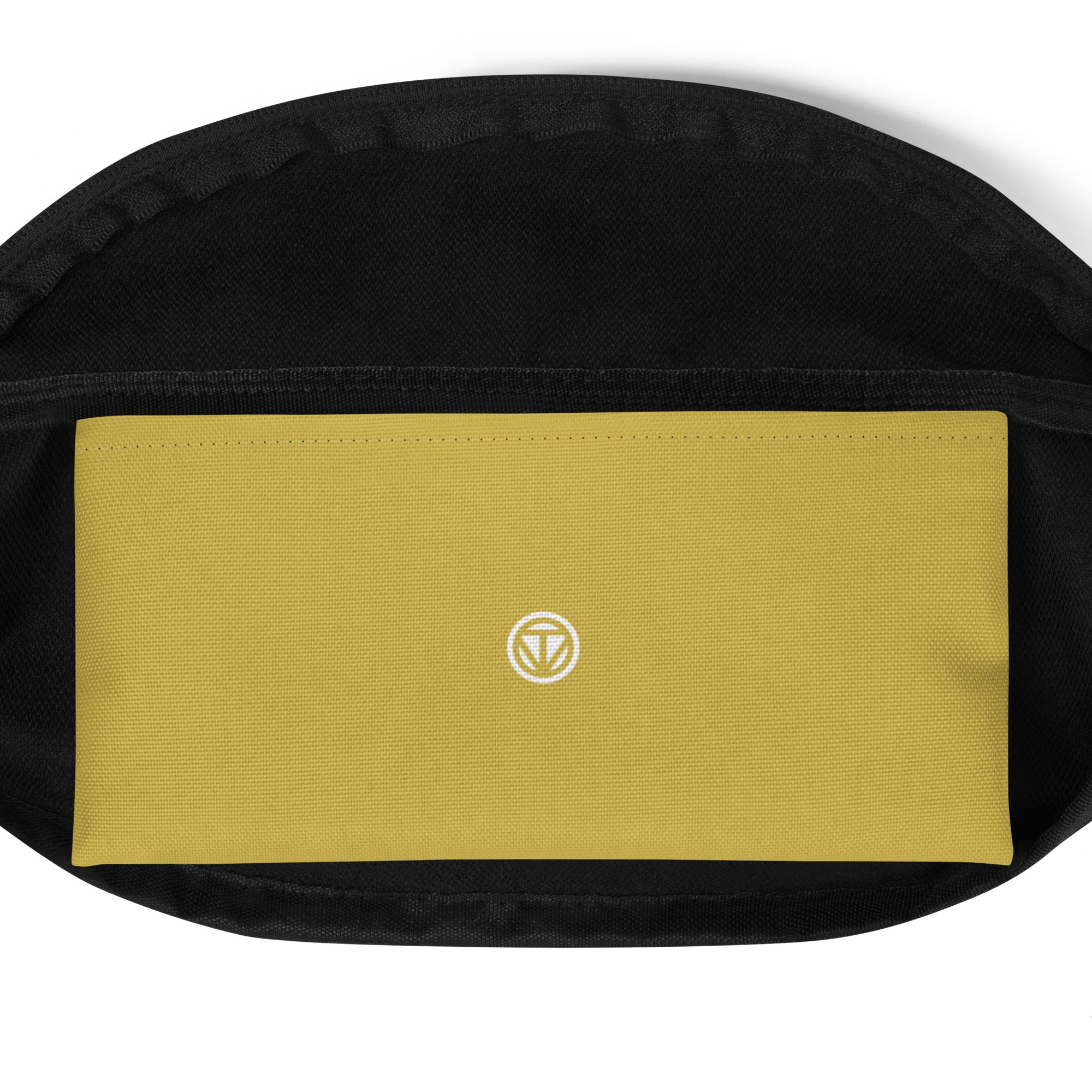 Detailansicht einer schwarzen Tasche mit gelbem Stoffeinsatz und weißem Logo