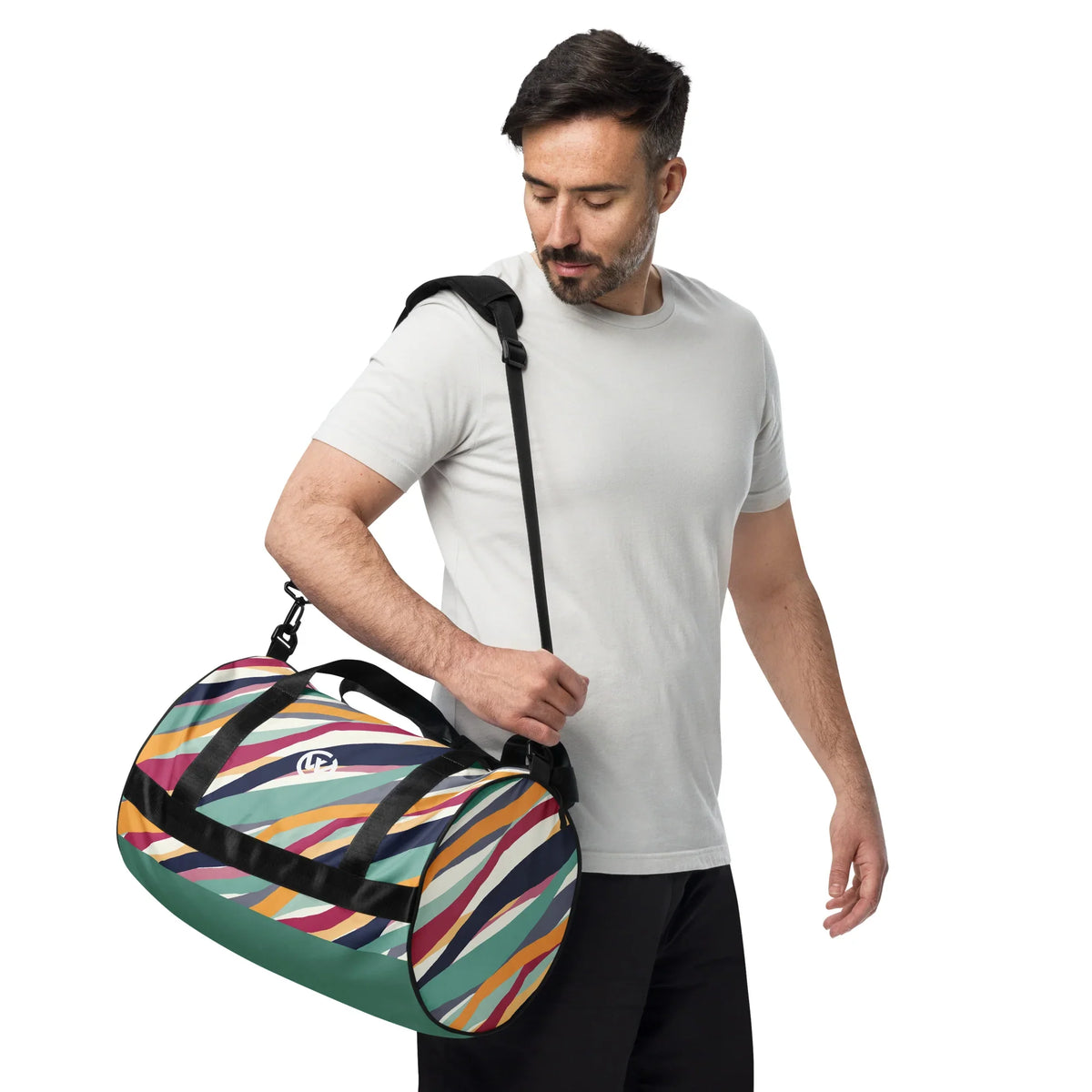 Mann trägt eine bunte, gestreifte CREWILD Sporttasche über der Schulter.