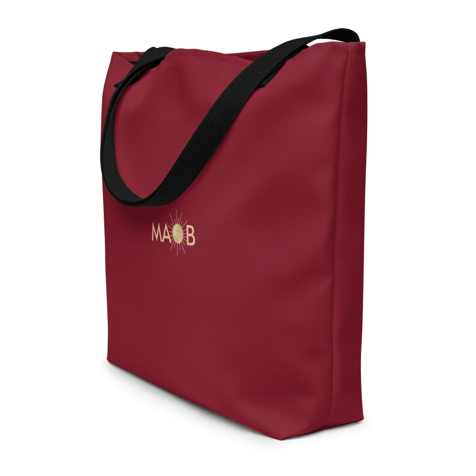 Weinrote MAOB Tragetasche von CREWILD mit goldenem Logo-Print auf weißem Hintergrund