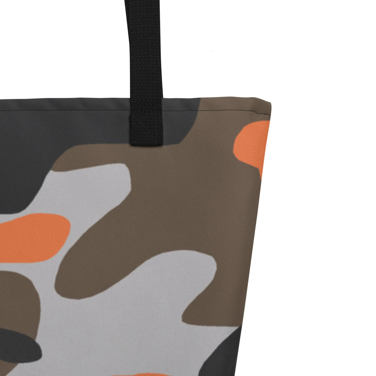 Nahaufnahme der CREWILD Tragetasche im modernen Camouflage-Design mit orangefarbenen Akzenten.