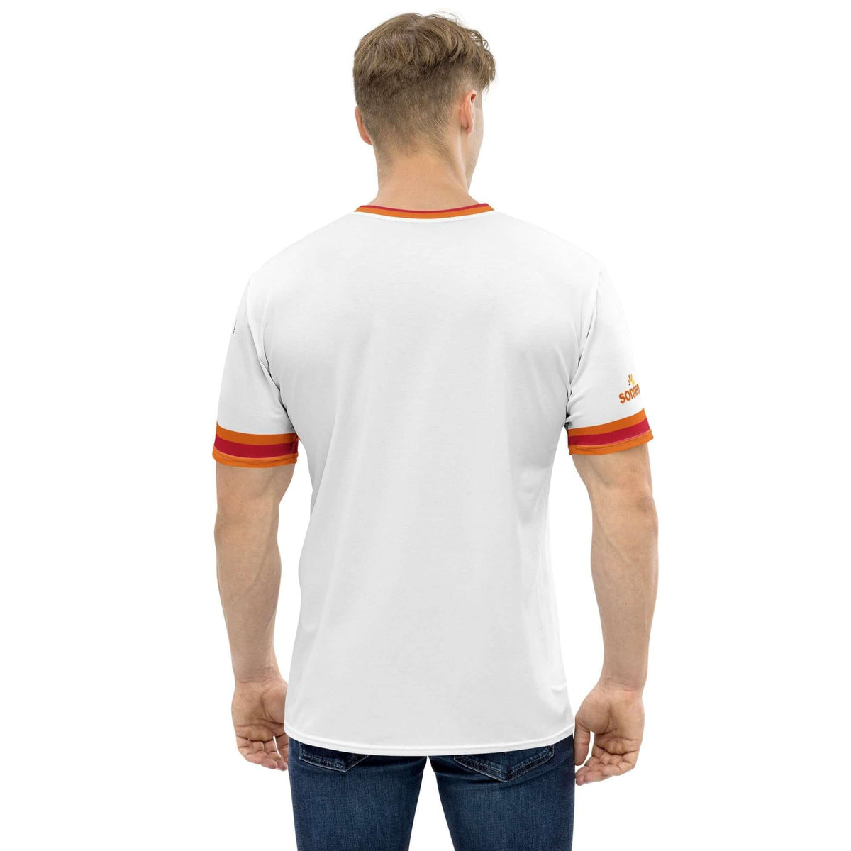 Rückansicht eines Mannes in einem weißen T-Shirt mit orange-roten Streifen an den Ärmeln.