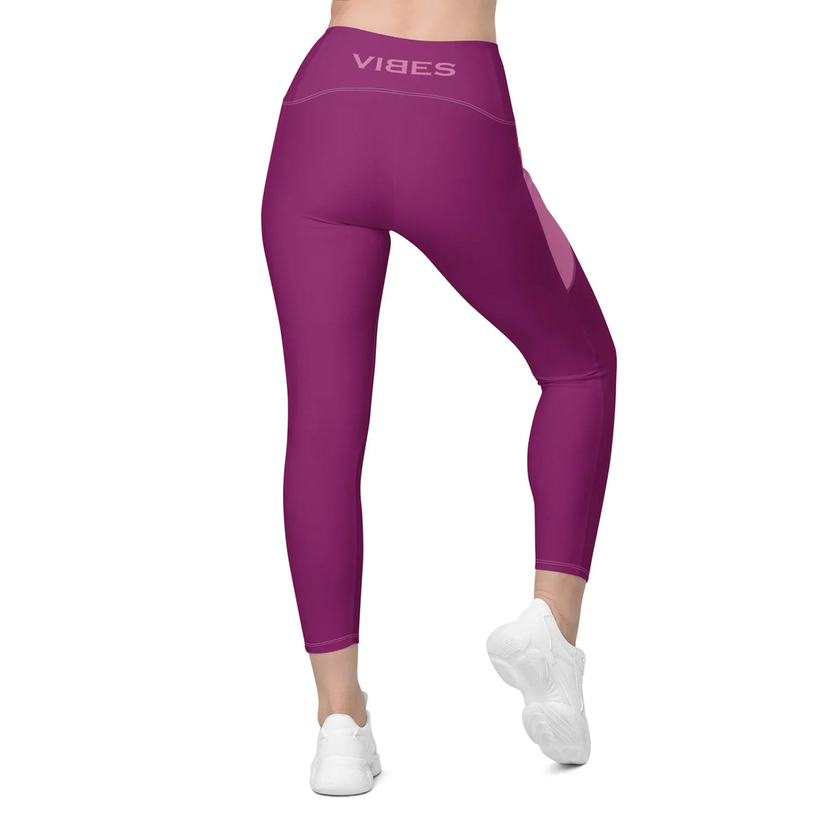Rückansicht der CREWILD Leggings mit Taschen in Pink mit VIBES Schriftzug am Bund.