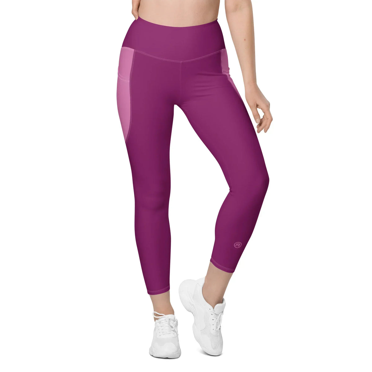 CREWILD Leggings in Pink mit Seitentaschen und weißen Sneakern