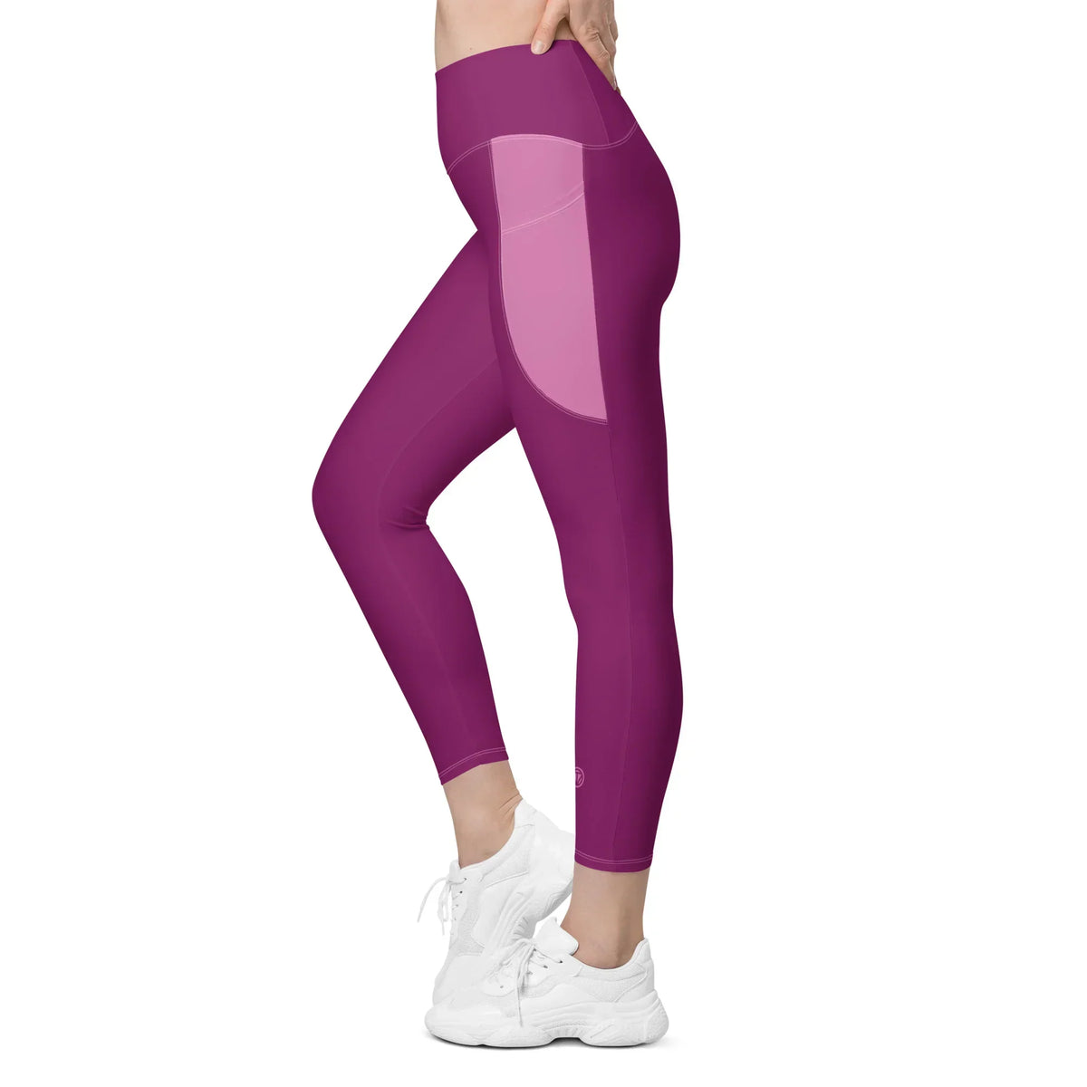 CREWILD Leggings in Pink mit seitlichen Taschen und weißen Sneakern