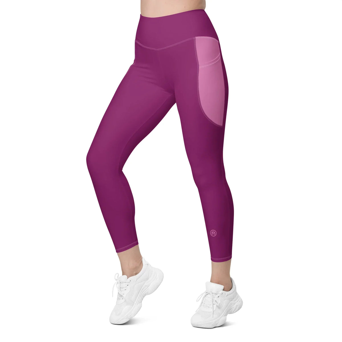 CREWILD Leggings in Pink mit Seitentasche und weißen Sneakern