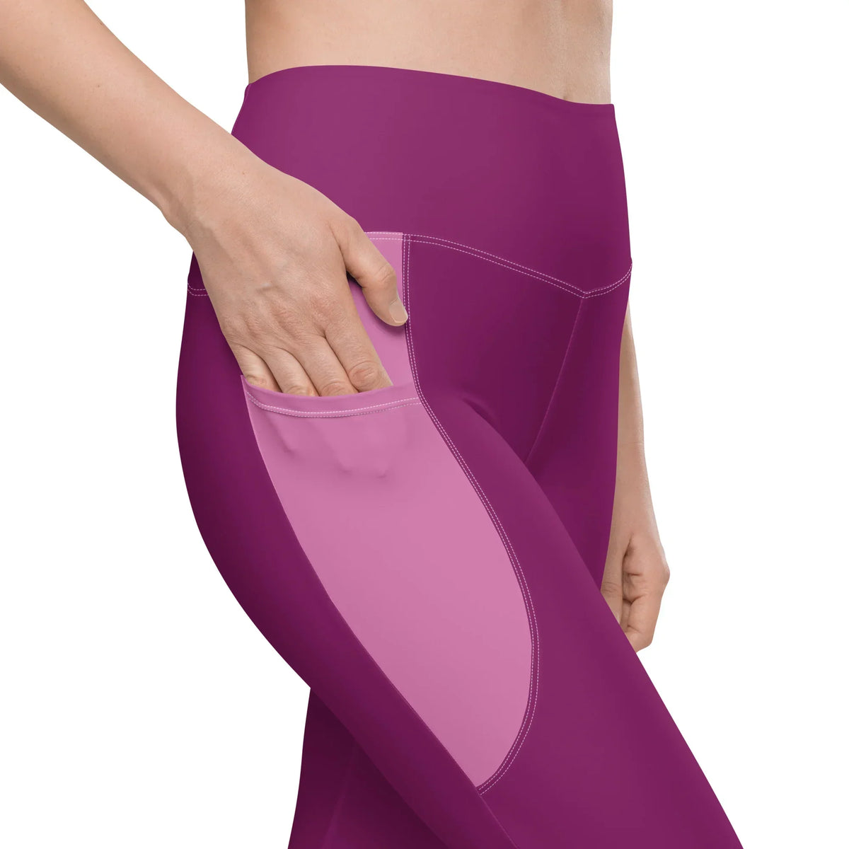 Nahaufnahme einer CREWILD Leggings in Pink mit praktischer Seitentasche am Bein