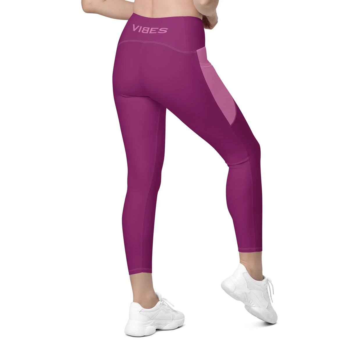 Rückansicht der CREWILD Leggings in Pink mit Seitentasche und weißen Sneakern