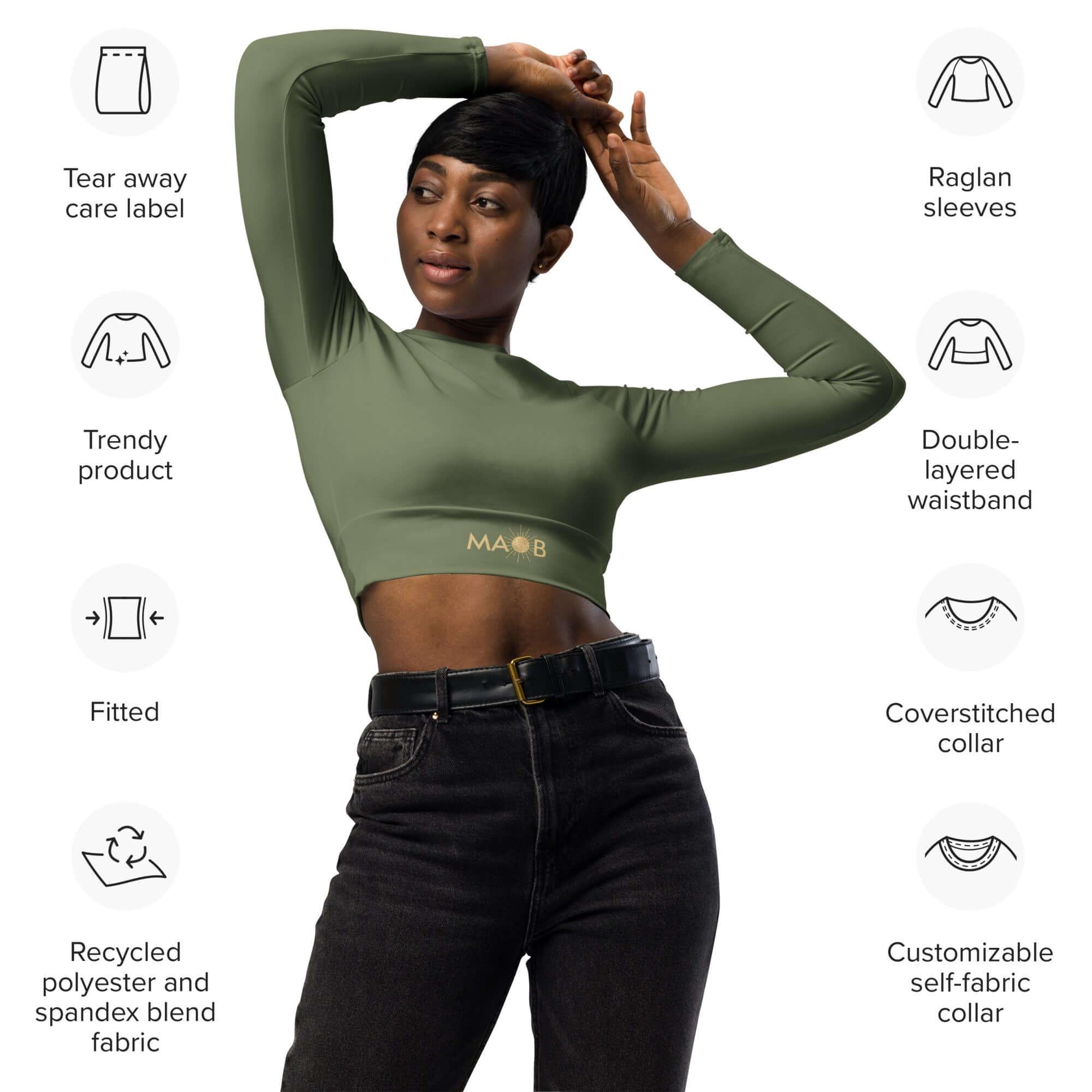 Frau trägt ein olivegrünes Langarm Crop-Top von CREWILD mit passender schwarzer Jeans.