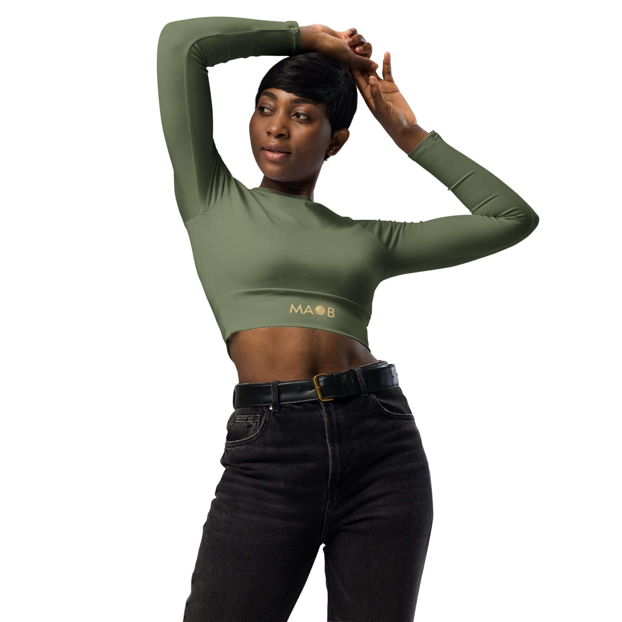 Frau trägt das CREWILD MAOB Langarm Crop-Top in Erde mit schwarzer Jeans