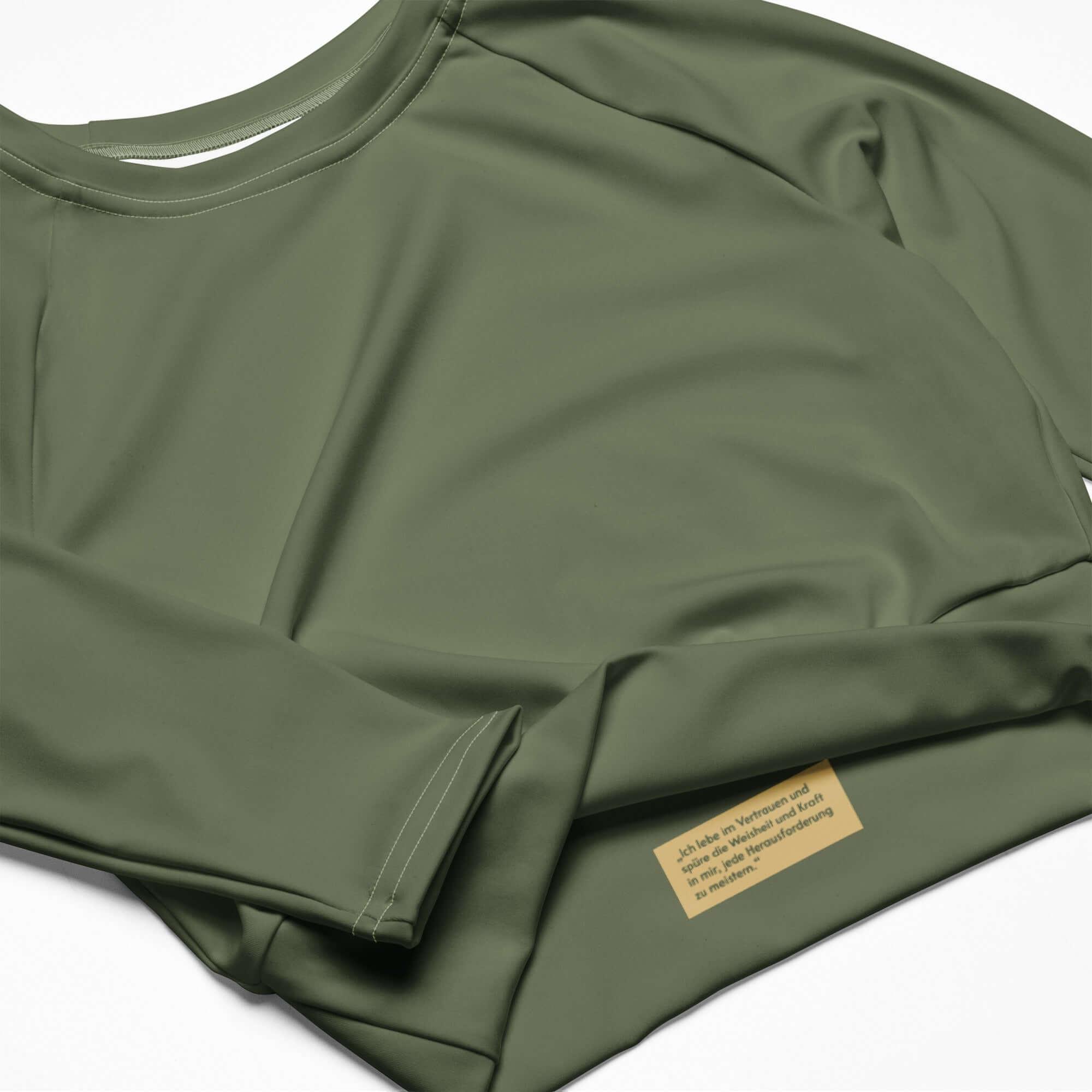 CREWILD MAOB Langarm Crop-Top in der Farbe Erde mit detailiertem Text-Label am Ärmel