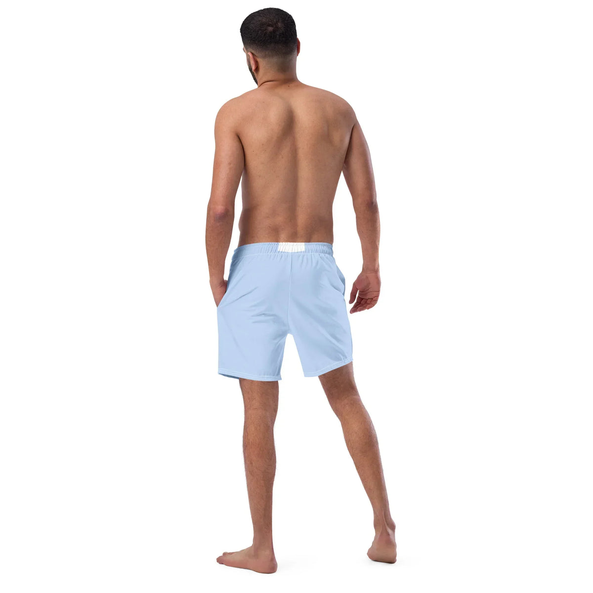 Rückansicht eines Mannes in hellblauen CREWILD Badeshorts vor weißem Hintergrund.