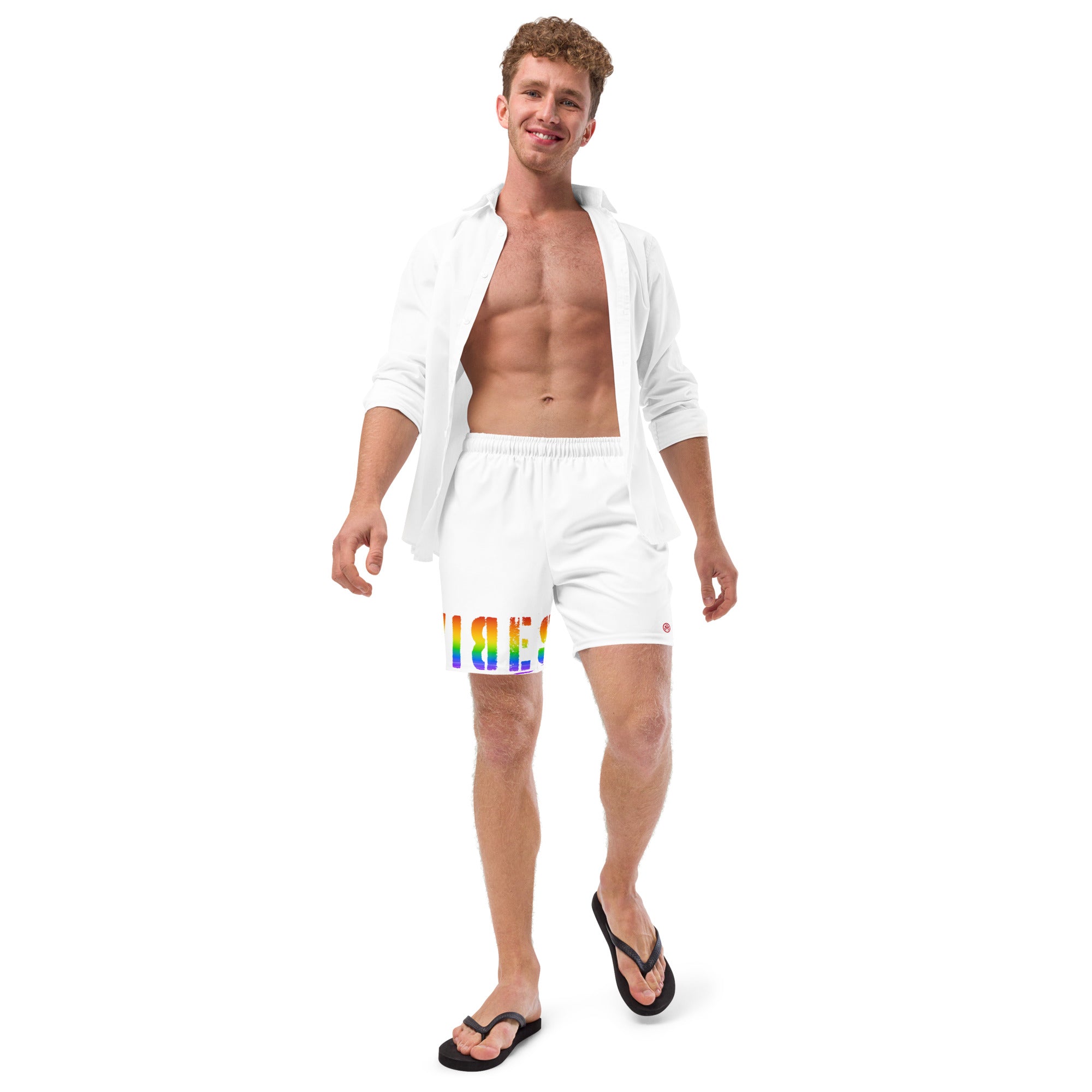 Mann trägt weiße CREWILD Badeshorts mit regenbogenfarbenem VIBES-Schriftzug und weißem Hemd.