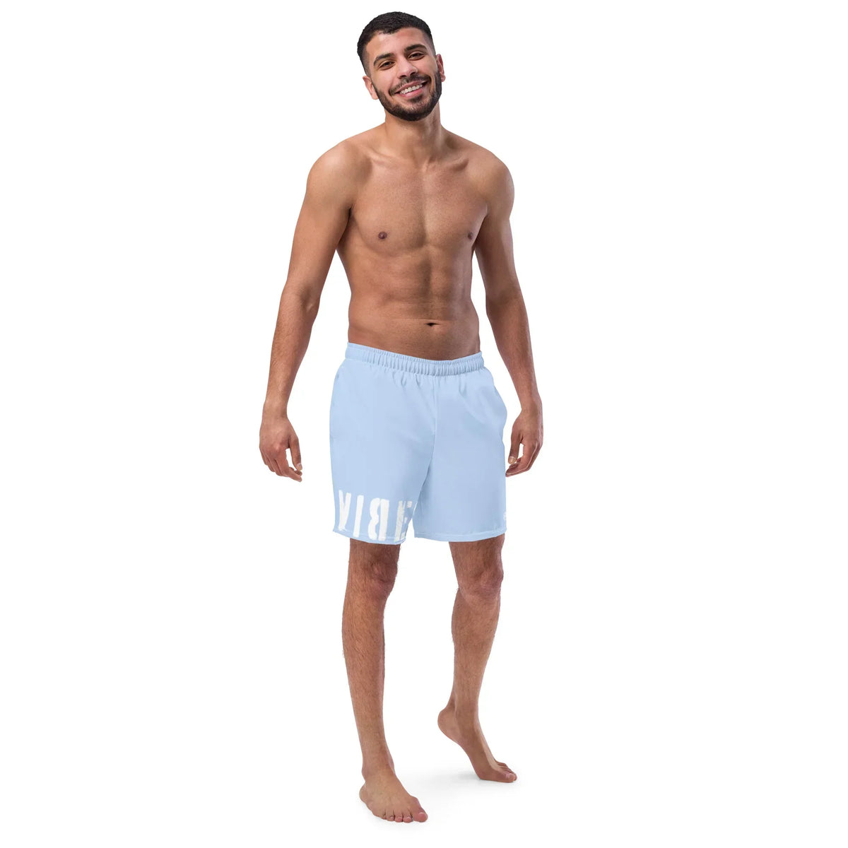 Mann trägt hellblaue CREWILD Badeshorts mit weißem Schriftzug