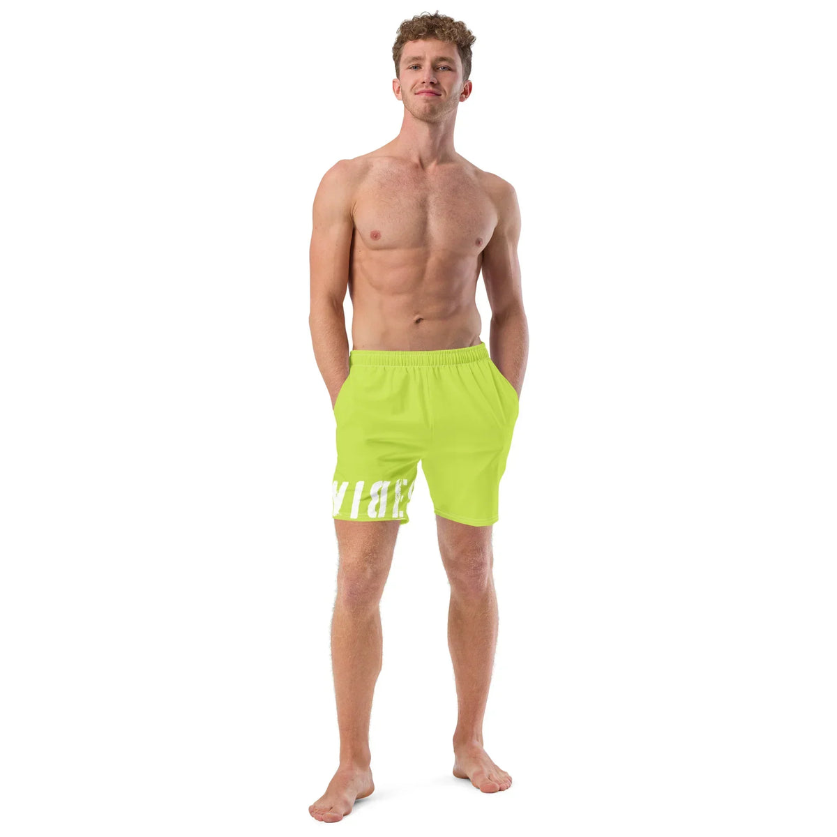 Mann trägt neongrüne CREWILD Badeshorts mit weißem VIBES-Schriftzug