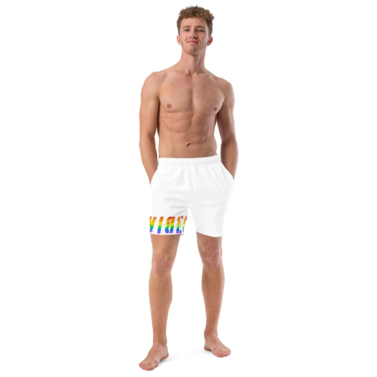 Mann in weißen CREWILD Badeshorts mit regenbogenfarbenem VIBES-Schriftzug