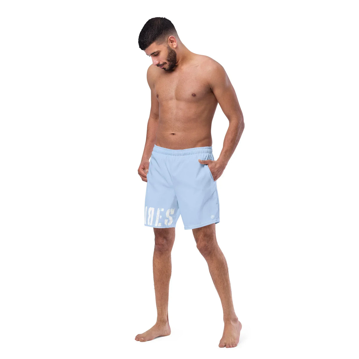 Mann trägt hellblaue CREWILD Badeshorts mit weißem Schriftzug