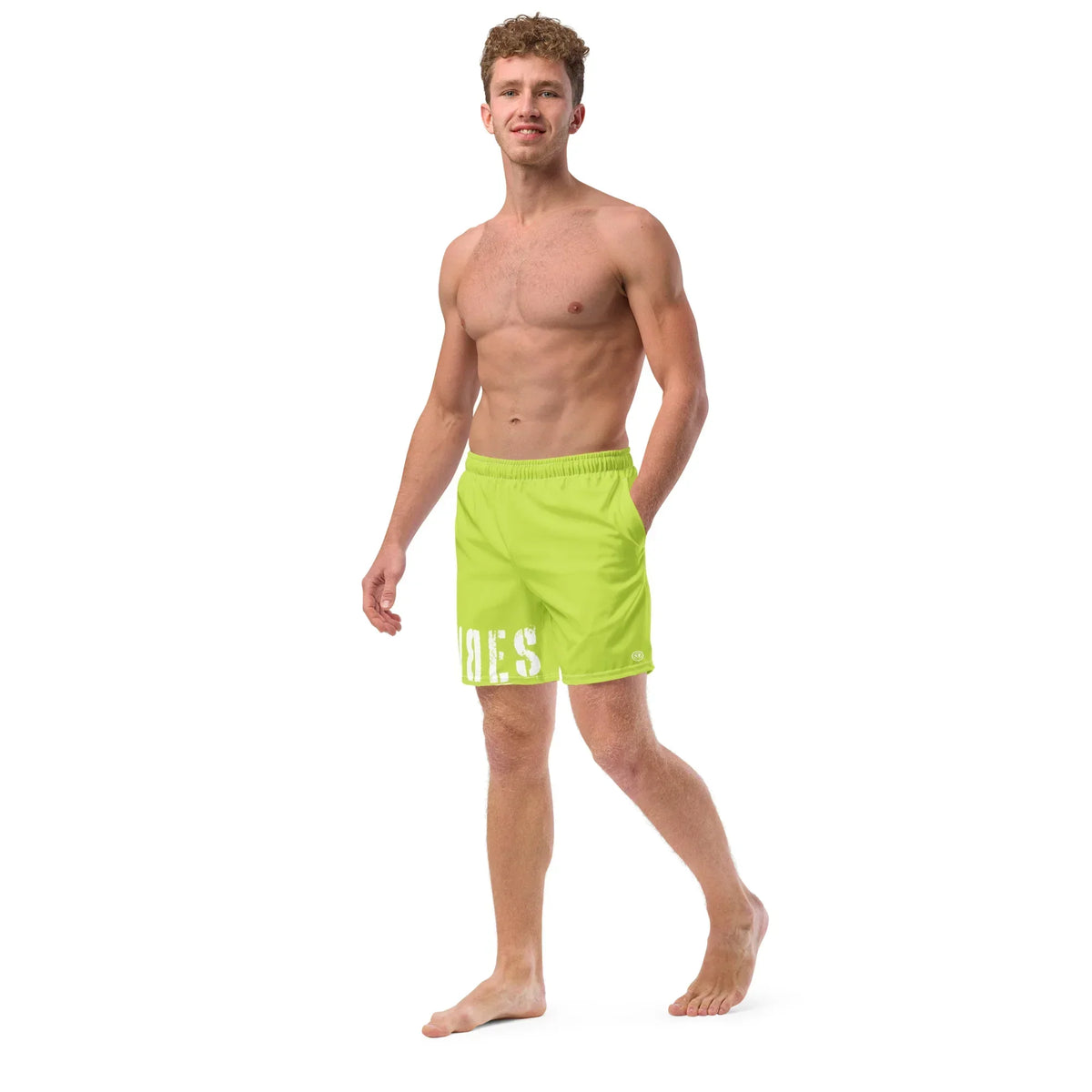 Mann trägt neongrüne CREWILD Badeshorts VIBES 2 vor weißem Hintergrund