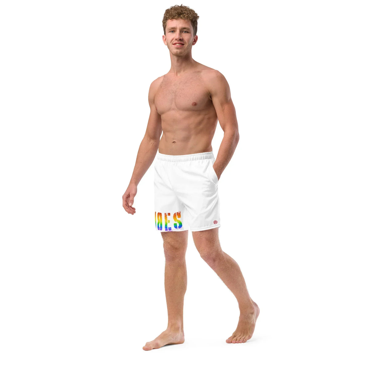 Mann in weißen CREWILD Badeshorts mit buntem LGBTQ-Schriftzug
