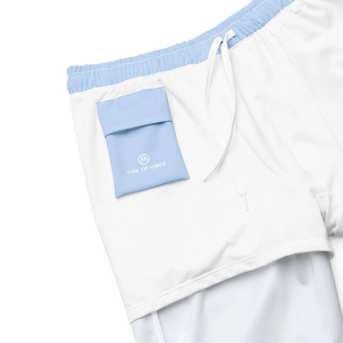 Detailansicht der hellblauen CREWILD Badeshorts mit Logo-Tasche und Kordelzug