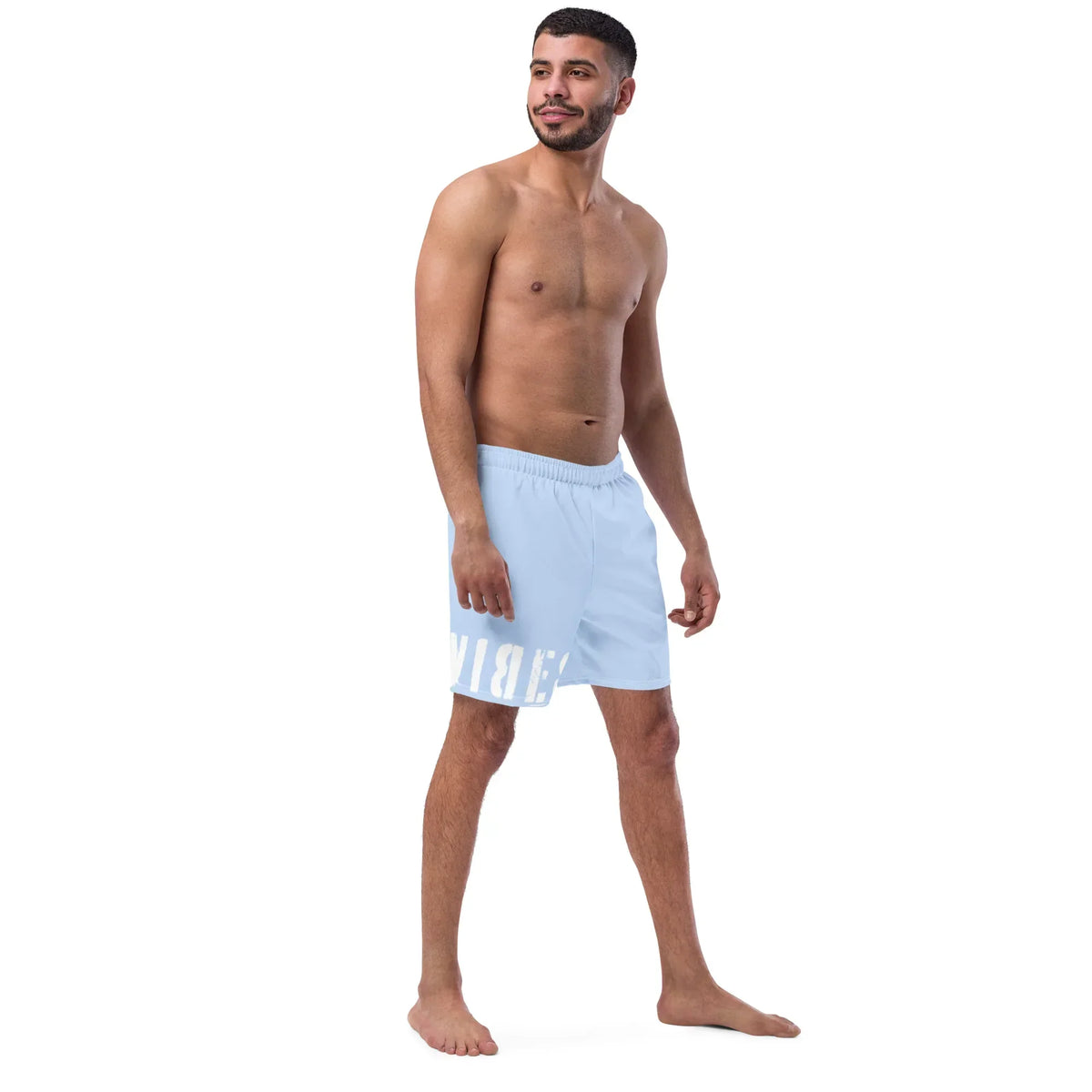 Mann trägt hellblaue CREWILD Badeshorts VIBES 2 vor weißem Hintergrund