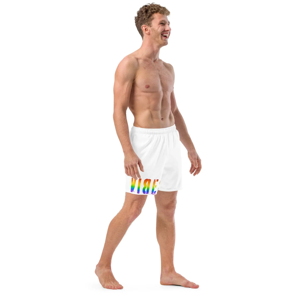 Mann in weißen CREWILD Badeshorts mit regenbogenfarbenem VIBES-Schriftzug