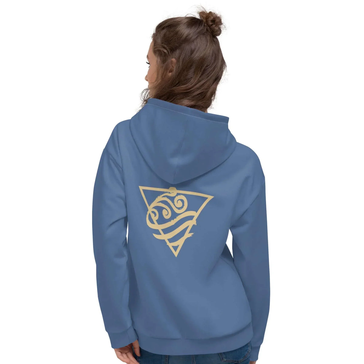 Rückansicht einer Frau im blauen CREWILD MAOB Hoodie mit goldem Wasser-Symbol.